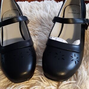 NWOT SOBEY Kids Dress Shoes Mary Jane Girls Low Heel Closed Toe Flowers Cut Out